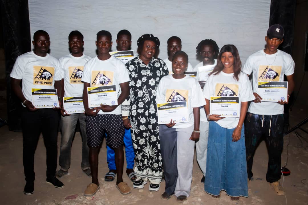 Participants recevant leur certificat Ciné-Peenc