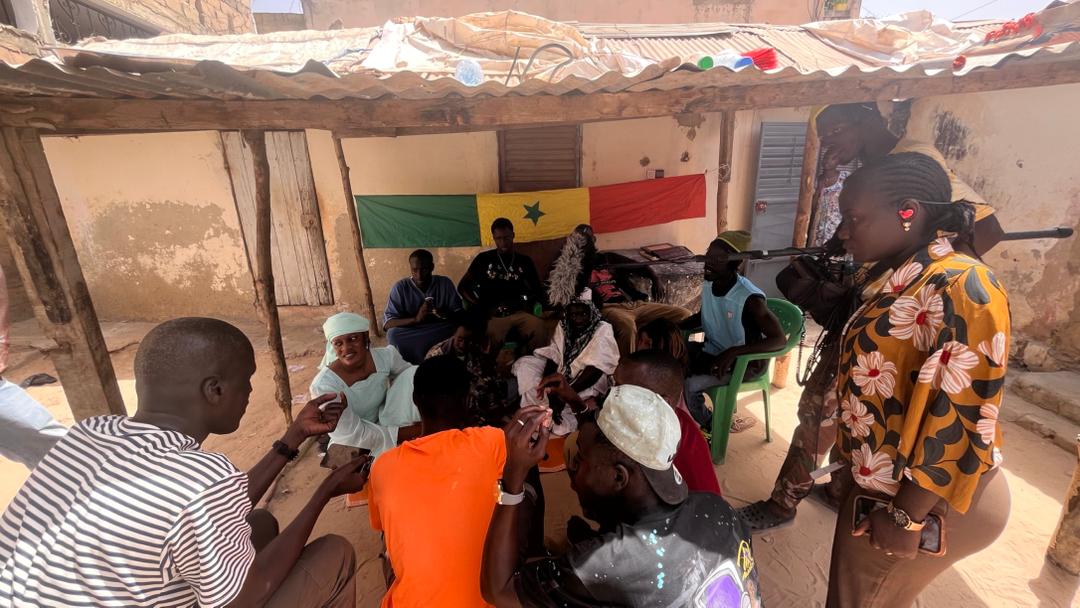 Rencontre communautaire sous le drapeau sénégalais
