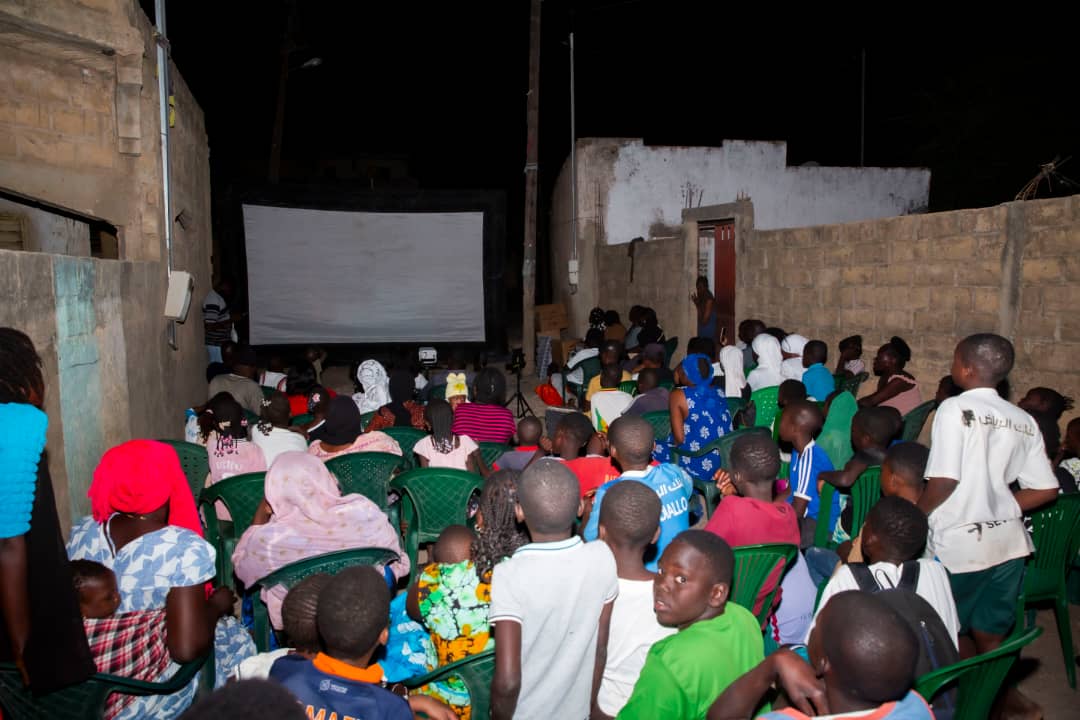 Projection en plein air avec la communauté